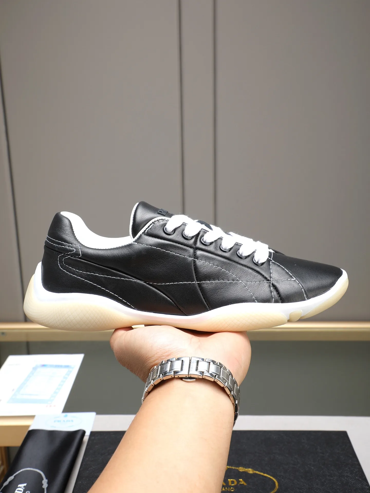Men's Men's Shoes 💰700 Prada/Prada 1:1 men's casual shoes combine comfort with sophisticated and innovative design. The latest model features a sporty silhouette with visible topstitching that echoes the dynamic lines of the original. Inspired by driving shoes, this sneaker uses a soft and even cow upper, with a light and flexible rubber sole with a concave and convex pattern pattern, giving the sneaker a light appearance and smoothness. The upper is equipped with sports-style stitching, the tongue and laces are injection molded with Epoxy logo, sheep lining and cow foot pads, TPU ultra-light outsole, the upper foot is soft and comfortable, light and breathable! Code:38-39-40-41-42-43-44 (45 customized)